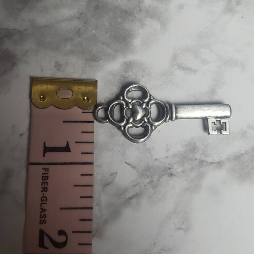 ‎Silver Family Key Pendant - Picture 7 of 7
